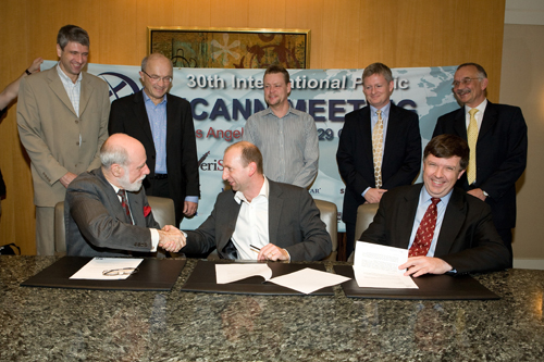 .se signing. CEO Danny Aerts shaking hands with ICANN chairman Vint Cerf